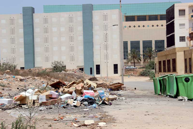 القاذورات تحاصر وهران من كل زاوية وجانب