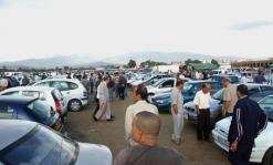 سوق السيارات بحاسي فدول في الجلفة ملتقى ”البزنسة”               بيجو 404 الأكثر طلبا، قطع غيار نادرة وصماصرة يضبطون السوق