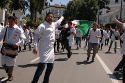 اعتداءات بالضرب وتوقيفات لأصحاب المآزر البيضاء               وقفة احتجاج الأطباء المقيمين تتحوّل إلى مسيرة