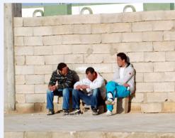 بطالة قاتلة تجتاح شباب المنيعة بغرداية               من الجامعة إلى الحائط.. والشهادات تتحول إلى قراطيس كوكاو