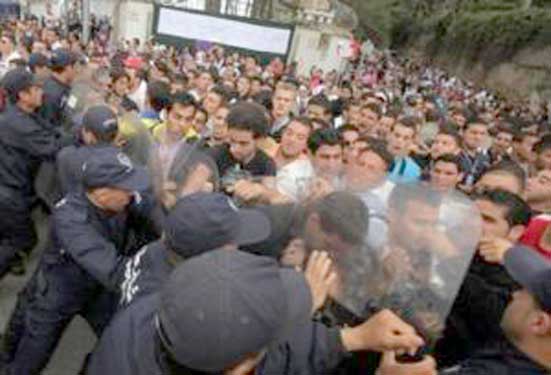 الجزائر: العاطلون إلى الشارع ومحاولات انتحار وسط الاساتذة المتعاقدين