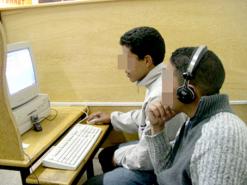 يعتبرونها خير أنيس لهم سكان تندوف يطالبون بتحسين خدمات الأنترنت