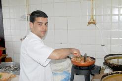 مطعم بوتشيش المختص في السمك بشارع “لي هال” في بلوزداد              صغير في مساحته.. كبير في شهرته.. ولذة الأكل بأسعار معقولة