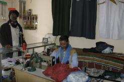 مصدر رزق العديد من العائلات              الخياطة التقليدية في تندوف تصارع الموضة