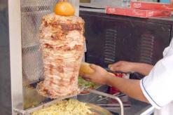 الموظفون والطلبة الزبائن الأكثر وفاءً              “الفاست فود”.. النشاط التجاري الأكثر رواجا في الطارف