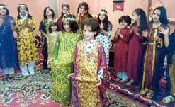 تزيين البنت في الأعراس دلالة على نضجها الخطبة بـ”النخ” تجسيد للتقاليد الإجتماعية في الوادي