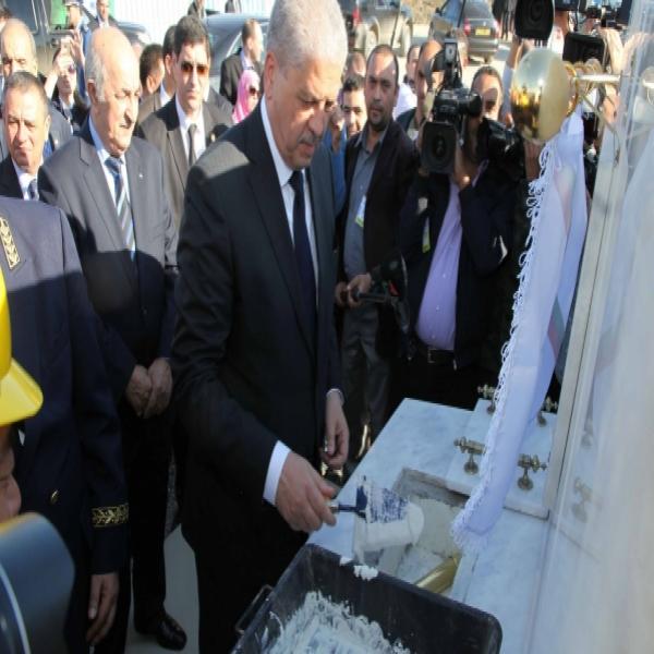 Sellal pose la première pierre d'une cimenterie à Sigus, Oum El Bouaghi