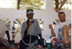 ظاهرة دخيلة على المجتمع السوفي               الشيشة  أو الرنقيلا  تملأ الساحات والمقاهي بالوادي