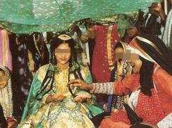 تراث تقليدي لم تؤثر فيه الموضة              إبداع فني في نقش الحناء لدى نساء تندوف