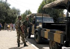 الجيش يحاصر 50 إرهابيا بينهم أمراء بين عزازڤة وأكفادو              تجنيد 4500 عسكري لتطويق معاقل الجماعة السلفية بين بجاية وتيزي وزو