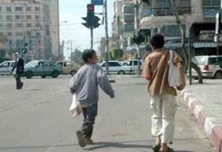 “الفجر” تقضي يوما مع باعة متجولين في أم البواقي              كل شيء للبيع.. ومداخيل لا تسمن ولا تغني من جوع