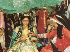 تراث تقليدي لم تؤثر فيه الموضة إبداع فني في نقش الحناء لدى نساء تندوف