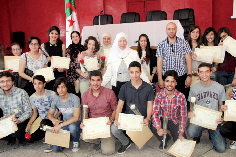ثانوية العقيد لطفي بوهران تكرم طلبتها المتفوقين في باكالوريا 2016