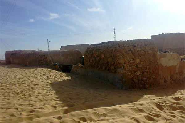 مساكن مهددة بالسقوط في أي لحظة بالوادي بسبب زحف الرمال