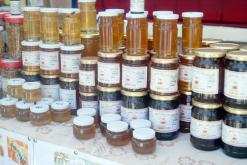 معرض العسل في بلدية بوزريعة بالعاصمة              العارضون يطالبون بالمساعدة لتسويق منتوجاتهم