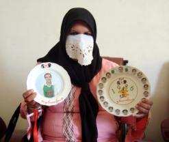 عمتي بن ياية رقية تتحدى الطبيعة              امرأة تحوّل سعف النخيل إلى تحف بالوادي