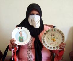 عمتي بن ياية رقية تتحدى الطبيعة              امرأة تحوّل سعف النخيل إلى تحف بالوادي