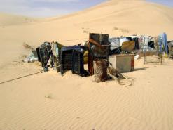 رغم برودة الشتاء وقساوة الطبيعة               عائلات تفترش الرّمال داخل أكوام من الحديد وسط مدينة الوادي