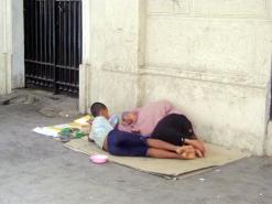 سوء الأحوال الجوية لم يمنعهم من افتراش شوارع ولاية الطارف                 عصابات تستأجر أطفالا للتسول وأولياء يستغلون إعاقة أبنائهم لربح المال