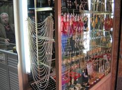 غلاء الذهب وانتشار السرقة يدفع النساء إلى اقتنائها                  انتعاش تجارة مجوهرات ''البلاكيور'' في العاصمة