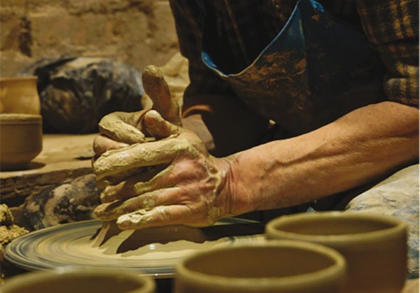 Les artisanes prennent du plaisir à retoucher la terre