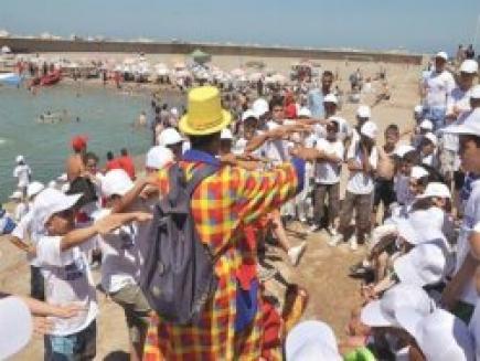 12 ألف طفل من البلديات النائية بوهران يستفيدون من خرجات إلى الشواطئ