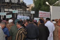 طالبوا برفع التوطين البنكي الذي قضى على تجارتهم              أصحاب مصانع الشيفون بتبسة يعتصمون