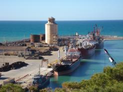 بسبب تطبيق بنود دفتر الشروط المتعلق بتصدير النفايات الحديدية              ميناء تنس بالشلف يسجل تراجعا كبيرا في نشاطه التجاري