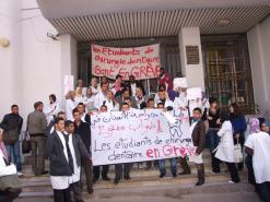 طالبوا بمنحهم صفة دكتور ورفع تصنيفهم              طلبة جراحة الأسنان في إضراب مفتوح بوهران