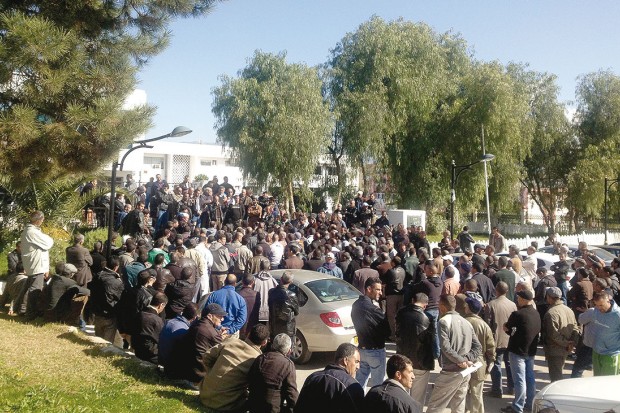 Les gardes communaux occupent la rue à Tizi Ouzou