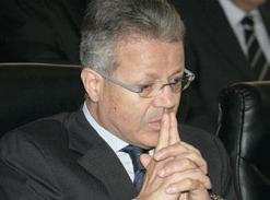 لعدم الاستجابة لمطالبهم من قبل وزارة بن بوزيد              المساعدون التربويون بوهران  يعتصمون أمام ثانوية العقيد لطفي