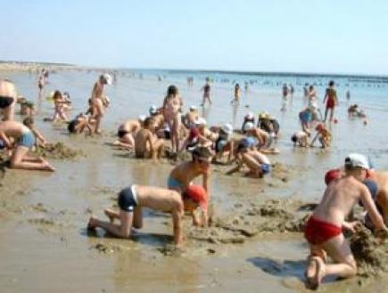 250 طفل معوز يستفيدون من إقامة على شاطئ البحر بالمسيلة