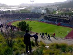 اضطروا للمبيت بجوانب الملعب للظفر  بتذكرة لقاء الأحد              تدافع، حجارة وسيوف بملعب 19 ماي بعنابة