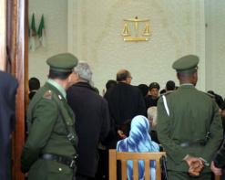 الضحية كان يبيت رفقة أخويه في ورشة بناء بسيدي بلعباس              الجاني المخمور اختطف قاصرا، ضربه بمطرقة واعتدى عليه