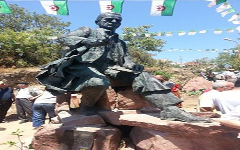 تمثال للكاتب مولود معمري بقبره بتيزي وزو