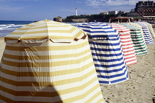 مصطافون يفترشون الأرض ويلتحفون السماء ببجاية