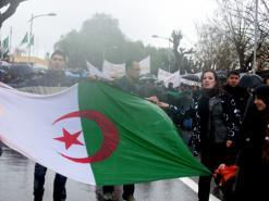 طالبوا بلجان تحقيق في واقع التنمية وبمراجعة الخريطة الأمنية              آلاف الطلبة بتيزي وزو في مسيرة سلمية بعيدا عن مظلة الأرسيدي