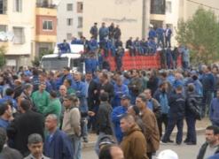 في غياب تنظيم نقابي يدافع عن مصالحهم              قرارات الطرد تتهاطل على العمال الجزائريين بشركة صينية في وهران