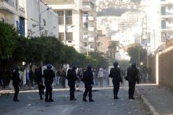 طوق أمني وهدوء ميز يوم الجمعة والمواطنون في حالة ترقب              العاصمة على وقع إشاعة خروج الجيش إلى الشارع والأئمة يدعون للتحلي بالهدوء والحفاظ على الأمن