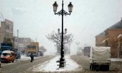مدن وقرى بأكملها اكتست حلة بيضاء ولامست درجة الحرارة بها الصفر              الثلوج تقطع عدة طرق وتعزل آلاف العائلات