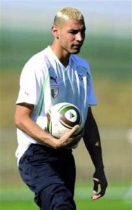 في انتظار تسوية وضعيته مع سرار              وفاق سطيف يعود إلى التدريبات باستثناء شاوشي