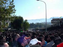 وصفوا نظام “أل. أم. دي” بالكارثي ونددوا بإلغاء الماجستير هذا العام              طلبة جامعة مولود معمري بتيزي وزو يتظاهرون ويقتحمون رئاسة الجامعة