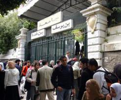 إضرابات واحتجاجات بالعاصمة وقسنطينة وبشار والبرج تؤكد فشل المسؤولين في احتواء المشاكل              الوضع المتأزم بالكليات وفوضى الإقامات الجامعية يهددان استقرار الموسم الدارسي