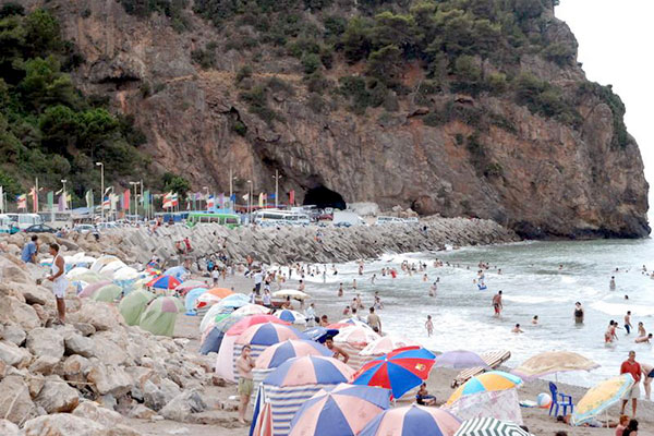 فوضى وابتزاز للمصطافين بشواطئ بجاية