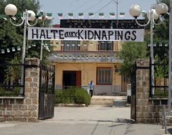 عروش تيزي وزو ينتفضون ويعلنون تحالفهم ضد الإرهاب               سكان عرش آث جناد يقتحمون معاقل دروكدال بالكلاب المدربة لإطلاق سراح المختطف “عمر”