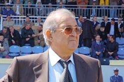 في ندوة صحفية عقدها أمس بمقر شبيبة بجاية              طياب يهدد زرداب وسي محمد بالتجديد أو البيع ويضعف أمام دموع خياري ونجانغ