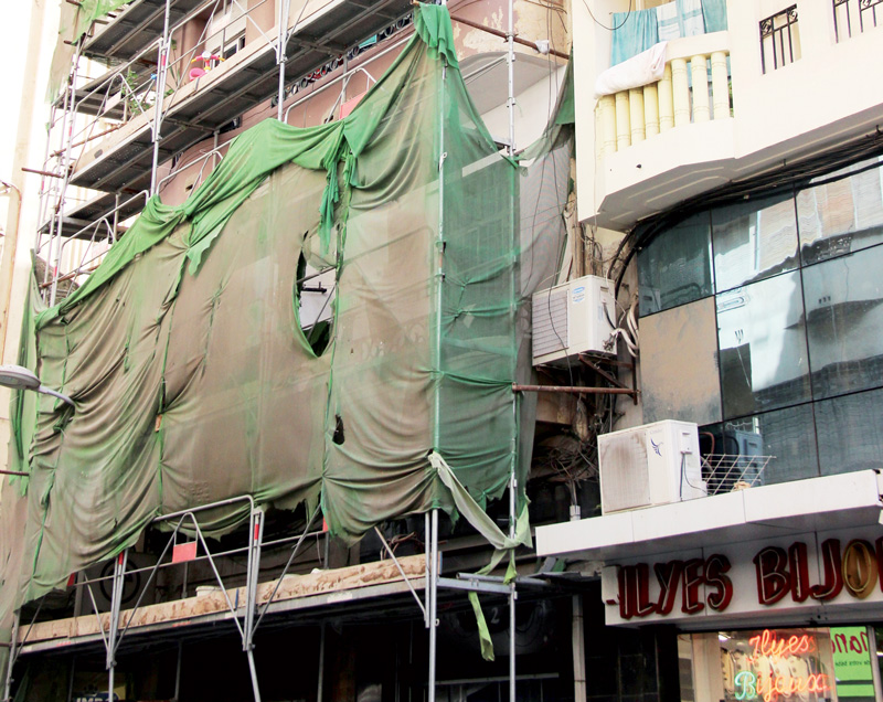 الورشات المفتوحة بشارع خميستي تعيق حركة المارة