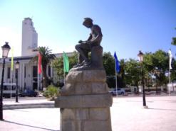 يقف منذ 100 سنة بوسط عاصمة الكورنيش               تمثال الحرية بجيجل.. قبلة الأزواج الجدد