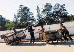 عددهم يتزايد باستمرار في طرقات العاصمة              بائعو الأثاث القديم “الدلالين” بين المحافظة على مهنة الآباء وكسب لقمة العيش