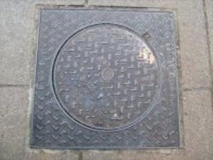 Oran - Pour freiner les vols: les couvercles des égoûts soudés